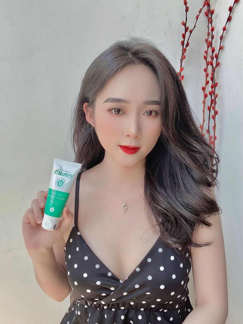 Làm sạch mặt bằng sữa rửa mặt Esunvy